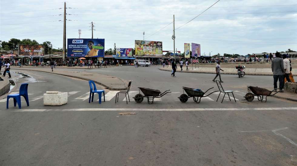Estrada bloqueada com cadeiras e carrinhos de mão em Maputo, Moçambique, 28 de novembro de 2024. Barricadas tomaram conta hoje de Maputo, com ruas e avenidas centrais praticamente sem viaturas, ocupadas por manifestantes, pedras, contentores do lixo, ferros, paus e tudo o que permita bloquear a passagem, em mais uma ação de protesto pós-eleitoral. ESTEVÃO CHAVISSO/LUSA