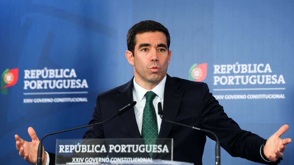 O ministro da Presidência, António Leitão Amaro, intervém durante o briefing de conclusão após a reunião do Conselho de Ministros, no Campus XXI em Lisboa, 05 de dezembro de 2024, TIAGO PETINGA/LUSA