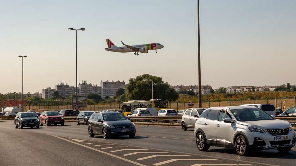 Um avião sobrevoa a segunda circular, em Lisboa, 17 de setembro de 2024. O tráfego aéreo sobre a cidade de Lisboa está cada vez mais intenso, havendo cada vez mais queixas em relação à poluição visual e sonora assim como em relação à frequência de vôos noturnos. (ACOMPANHA TEXTO DA LUSA DO DIA 28 DE SETEMBRO DE 2024). JOSÉ SENA GOULÃO/LUSA