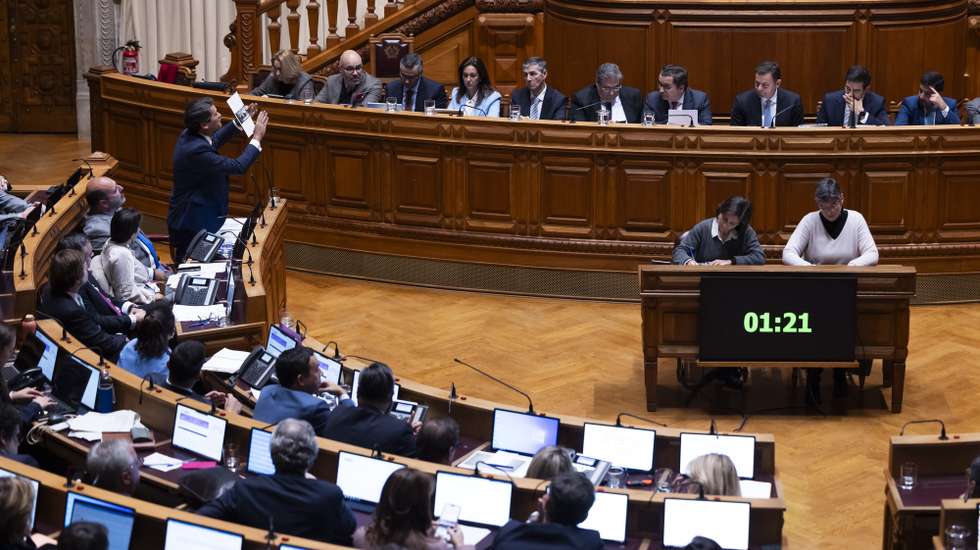 O presidente do Chega, André Ventura, usa da palavra durante o debate quinzenal com o primeiro-ministro, na Assembleia da República, em Lisboa, 11 de dezembro de 2024. JOSÉ SENA GOULÃO/LUSA