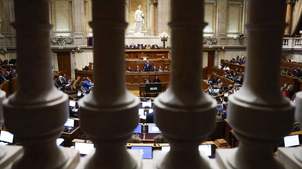 O primeiro-ministro, Luís Montenegro C), intervém durante a sessão plenária sobre o Orçamento do Estado para 2025 (OE2025), na Assembleia da República, em Lisboa, 30 de outubro de 2024. ANTÓNIO PEDRO SANTOS/LUSA