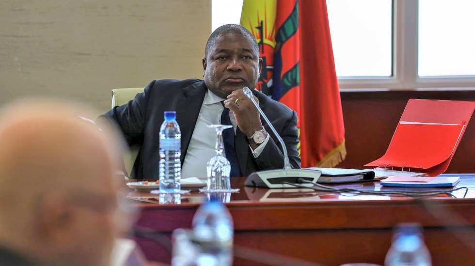 O Presidente de Moçambique, Filipe Nyusi, preside a reunião do Conselho de Estado para analisar a situação pós-eleitoral no país, marcada por consecutivas manifestações e paralisações desde 21 de outubro, que provocaram pelo menos 110 mortos, em Maputo, Moçambique, 11 de dezembro de 2024. LUÍSA NHANTUMBO/LUSA