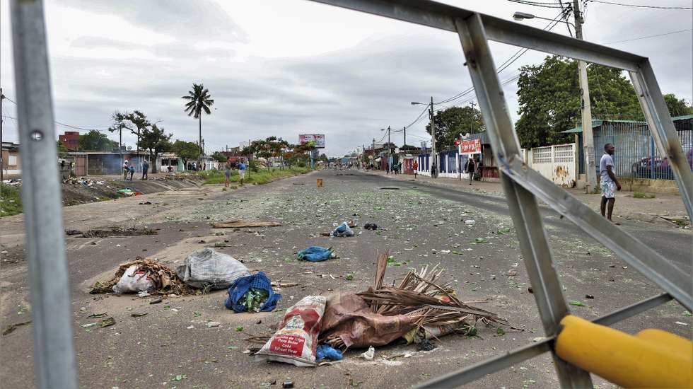 Um cenário de caos, barricadas, destruição e saques marca hoje a cidade de Maputo, um dia depois da proclamação dos resultados das eleições gerais, mas no meio das mesmas avenidas, bloqueadas por manifestantes, também se cozinha arroz com repolho, Maputo, Moçambique, 24 de dezembro de 2024. LUÍSA NHANTUMBO/LUSA