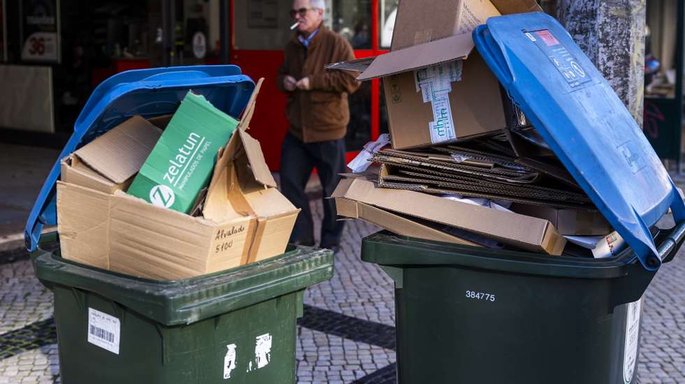 Caixotes do lixo cheios em Lisboa, 27 de dezembro de 2024. Os trabalhadores da higiene urbana no município de Lisboa estão em greve de 25 de dezembro até 2 de janeiro ao trabalho extraordinário, a que se junta uma greve geral de dois dias, na quinta e sexta-feira. JOSÉ SENA GOULÃO/LUSA