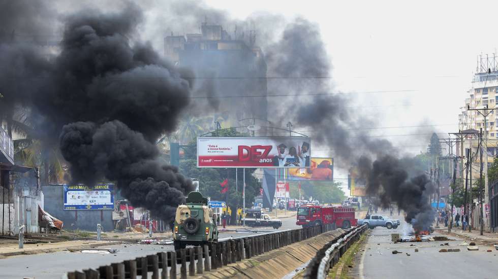 Marcha pacífica convocada pelo candidato presidencial Venâncio Mondlane repudiando o homicídio de dois apoiantes, Maputo, Moçambique, 21  de outubro de 2024. A polícia lançou granadas de gás lacrimogéneo e tiros para o ar enquanto carregava para dispersar os manifestantes, que responderam com o arremesso de pedras e com o lançamento de artefactos pirotécnicos. LUÍSA NHANTUMBO/ LUSA