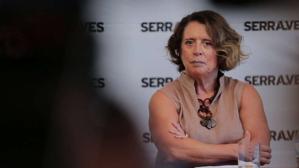 A membro do Conselho de Administração da Fundação de Serralves, Isabel Pires de Lima durante encontro promovido para abordar assuntos relacionados com a alegada censura de algumas fotografias do artista Robert Mapplethorpe, em exposição na Fundação de Serralves, Porto, 26 setembro 2018. MANUEL FERNANDO ARAÚJO/LUSA