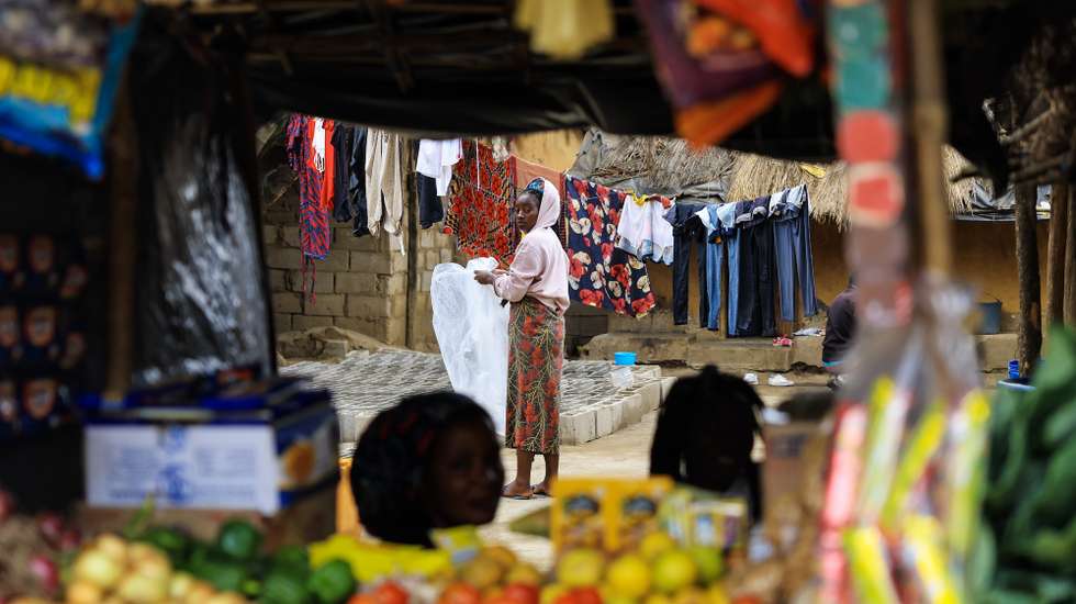 Uma mulher estende roupa num bairro da cidade de Chimoio, 02 de outubro de 2024. Os discursos políticos de aposta na educação não têm trazido material básico como lápis, borrachas e canetas a casa, nem trazem conforto face à necessidade de angariar dinheiro suficiente para qualquer exigência escolar, como fichas e manuais, sobretudo agora que está no secundário. Estes bairros têm a particularidade de parecerem estar longe de tudo, às vezes até da esperança, distantes de qual noção de superação. JOSÉ COELHO/LUSA