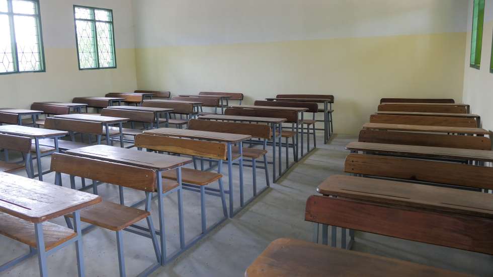 Escola Primária Completa (EPC) de Impire, distrito de Metuge, província de Cabo Delgado, onde Bila Sufo Amade (ausente da foto) desde então está deslocado, tentando concluir o 11.º ano, numa escola diferente e que progressivamente tem sido recuperada pela ONG portuguesa Helpo, Impire, distrito de Metuge, província de Cabo Delgado, Moçambique, 28 de agosto de 2023. Bila Sufo Amade ouviu pela primeira vez o nome al-Shabab em 2021 e passou os dias seguintes em fuga no mato, em Cabo Delgado, levando a farda da escola, a mesma que hoje apruma todos os dias no regresso às aulas.  (ACOMPANHA TEXTO 29-08-2023) PAULO JULIÃO/LUSA