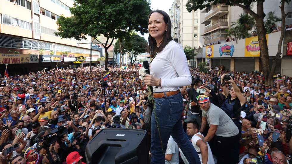 epa11815805 Anti-Chavez leader Maria Corina Machado speaks to her followers in Caracas, Venezuela, 09 January 2025. Hundreds of Venezuelan opposition members began to take to the streets of Caracas, after the call of opposition leader Maria Corina Machado, who called on everyone to demonstrate for the 'fight and conquest of freedom', one day before the presidential inauguration, which Edmundo Gonzalez, who claims to have defeated Maduro in last year's election, and incumbent President Nicolas Maduro promise to attend.  EPA/MIGUEL GUTIERREZ