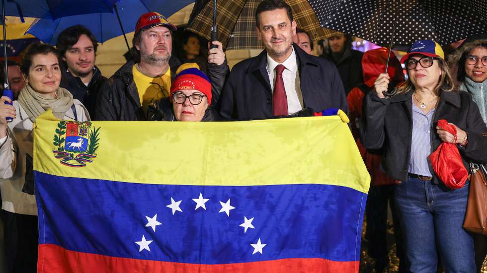 Leader of Liberal Iniciative (IL) Rui Rocha (C-R) on a demonstration for the ‘recognition of Edmundo González as President of Venezuela’ in Lisbon, Portugal, 09 January 2025. Nicolas Maduro is to attend a swearing-in ceremony today to begin his third term as Venezuela's president, despite opposition allegations of fraud and many countries worldwide disputing his claims to have won the presidential election in July 2024. ANTONIO COTRIM/LUSA