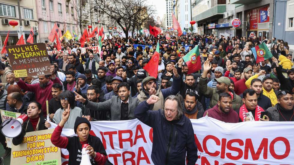 Participantes na manifestação "Não deixes que te encostem à parede, marcha" organizada pela sociedade civil contra o racismo, a xenofobia e o preconceito, na sequência da atuação policial na Rua do Benformoso na operação de 19 de dezembro de 2024. Lisboa, 11 de janeiro de 2025. TIAGO PETINGA/LUSA