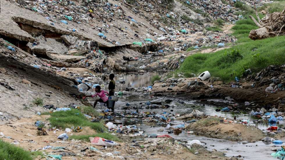 Quotidiano no Bairro Paraíso, conhecido pelos níveis elevados de pobreza e criminalidade, a doença e a morte vieram afligir ainda mais os moradores, em Luanda, 09 de janeiro de 2025. Pelo menos cinco pessoas foram oficialmente proclamadas vítimas de cólera, doença ligada à contaminação fecal associada à falta de saneamento e tratamento de água e má higiene, e os habitantes estão preocupados pedindo a intervenção das autoridades angolanas. (ACOMPANHA TEXTO DA LUSA DO DIA 12 DE JANEIRO DE 2025). AMPE ROGÉRIO/LUSA