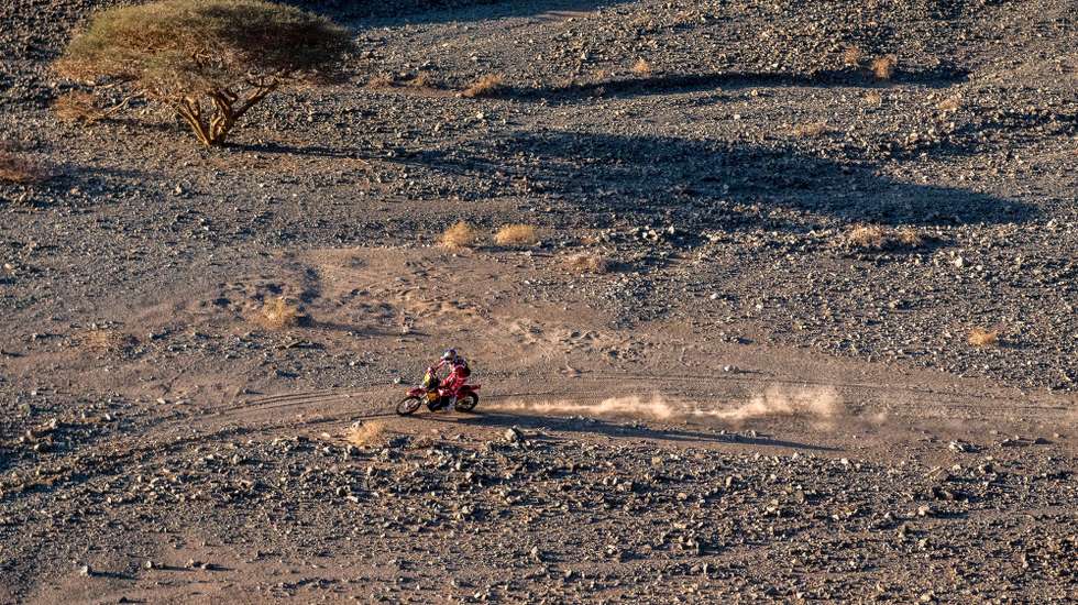 epa11087377 Daniel Sanders of Australia ride his GasGas  during the Stage 11 of the 2024 Rally Dakar from Alula to Yanbu, Saudi Arabia, 18 January 2024.  EPA/Aaron Wishart
