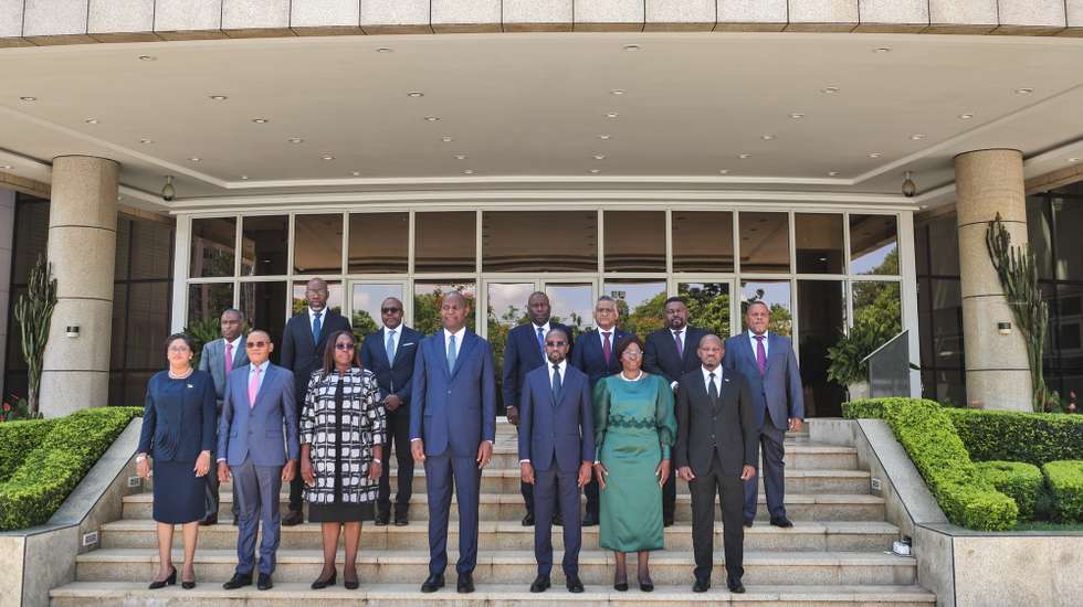 A recem nomeada primeira-ministra de Moçambique, Maria Benvinda Levi, posa ao lado do do Presidente moçambicano, Daniel Chapo, durante a sua tomada de posse, em Maputo, Moçambique, 18 de janeiro de 2025.LUISA NHANTUMBO/LUSA
