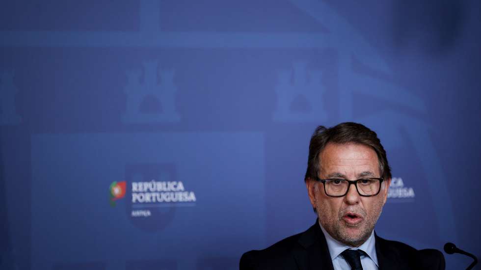 O diretor Nacional da Polícia Judiciária (PJ), Luís Neves, intervém durante a sua tomada de posse no cargo no Ministério da Justiça em Lisboa, 26 de novembro de 2024. FILIPE AMORIM/LUSA