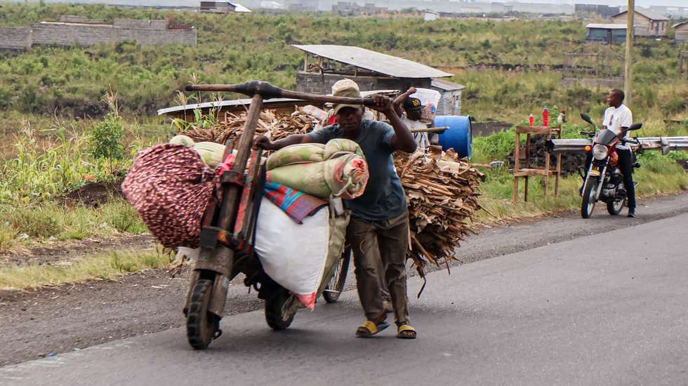 epa11845367 A refugee transports his belongings after leaving the Nzulo internally displaced persons camp and heading for Bulengo, Goma, Democratic Republic of Congo, 22 January 2025. Thousands of people have fled the escalating violence between Rwanda-backed M23 rebels and the Armed Forces of the Democratic Republic of the Congo (FARDC), seeking safety in Bulengo or Goma. According to the UN Refugee Agency (UNHCR), violence in the eastern Democratic Republic of the Congo (DRC) has displaced 237,000 people in 2025.  EPA/MARIE JEANNE MUNYERENKANA