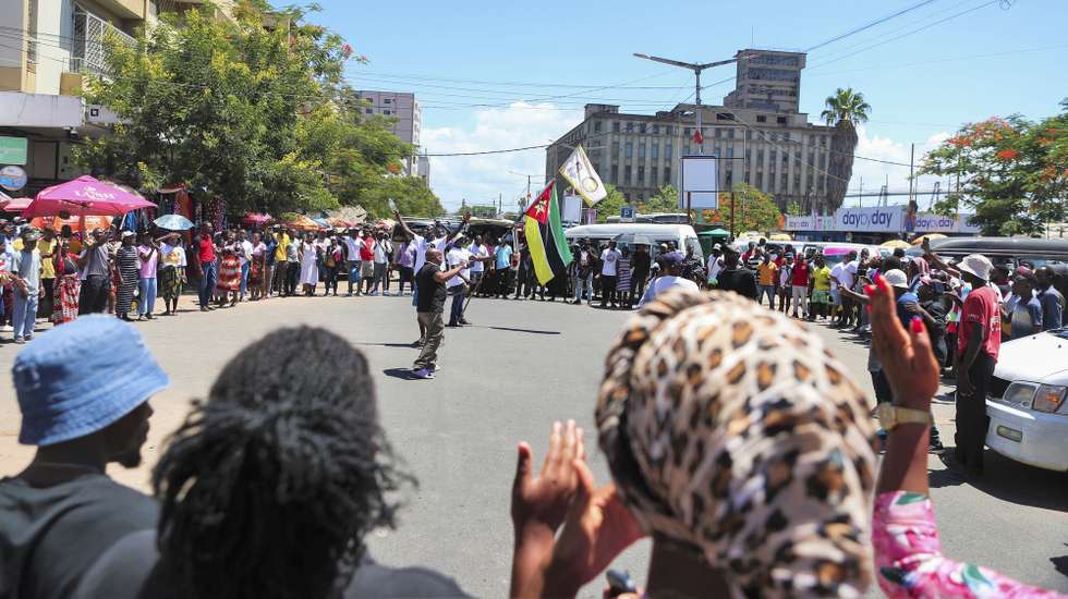 O hino de Moçambique voltou hoje a ser entoado por centenas de populares em diferentes ruas do centro de Maputo, em resposta ao apelo do ex-candidato presidencial Venâncio Mondlane, terminando ao fim de 15 minutos, sem incidentes, Maputo, Moçambique, 24 de janeiro de 2025. Entre a avenida Guerra Popular e a baixa da cidade, vários grupos juntaram-se, à hora prevista - 13:00 locais (menos duas horas em Lisboa)- e, de mãos dadas, com bandeiras, vuvuzelas e apitos, cantaram o hino, pacificamente, perante um trânsito bloqueado, durante 15 minutos, uma forma de contestação que marcou os protestos pós-eleitorais sobretudo em dezembro. LUÍSA NHANTUMBO/LUSA