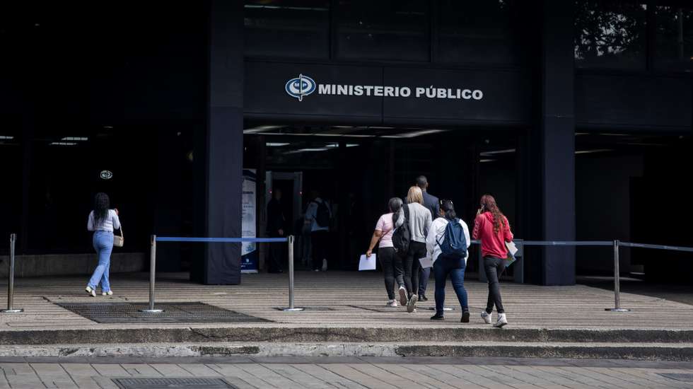 epa11829097 People enter the main headquarters of the Public Ministry in Caracas, Venezuela, 16 January 2025. Relatives of those considered 'political prisoners' in Venezuela, most of whom were arrested after the presidential elections on 28 July, went to the Public Ministry (MP, Prosecutor's Office), to demand a review of the cases.  EPA/MIGUEL GUTIERREZ