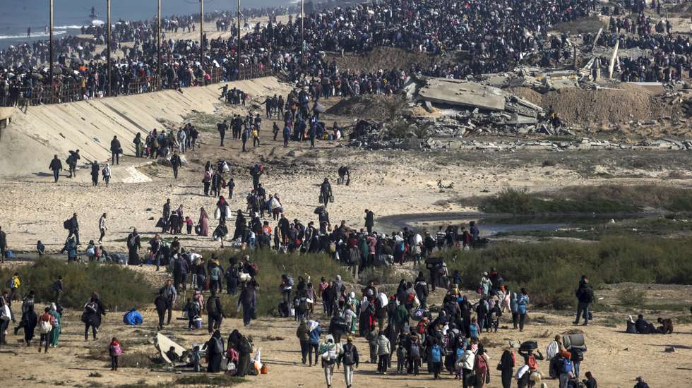 epa11855947 Internally displaced Palestinians make their way from southern to northern Gaza along Al Rashid road, central Gaza Strip, 27 January 2025. Israel and Hamas implemented the first phase of a hostage release and ceasefire deal on 19 January 2025. According to the UN, at least 1.9 million people (or nine in ten people) across the Gaza Strip are internally displaced, including people who have been repeatedly displaced.  EPA/MOHAMMED SABER