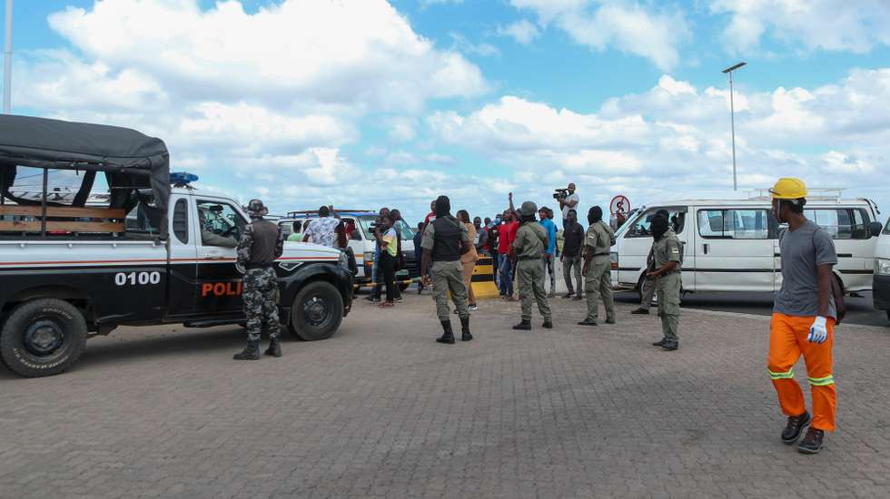 Os acessos a Maputo pela ponte de Katembe foram bloqueados esta manhã por automobilistas que contestam a concessionária Revimo por voltar a cobrar portagens, pagamento que foi suspenso nas últimas semanas devido às manifestações pós-eleitorais, Maputo, Moçambique, 27 de janeiro de 2025. LUÍSA NHANTUMBO/LUSA