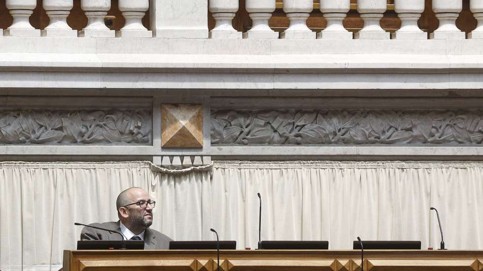 O deputado eleito pelo Chega (CH) e agora não inscrito, Miguel Arruda, durante a sessão plenária na Assembleia da República, em Lisboa, 24 de janeiro de 2025. Miguel Arruda é suspeito de ter furtado malas dos aeroportos de Lisboa e Ponta Delgada. ANTÓNIO PEDRO SANTOS/LUSA