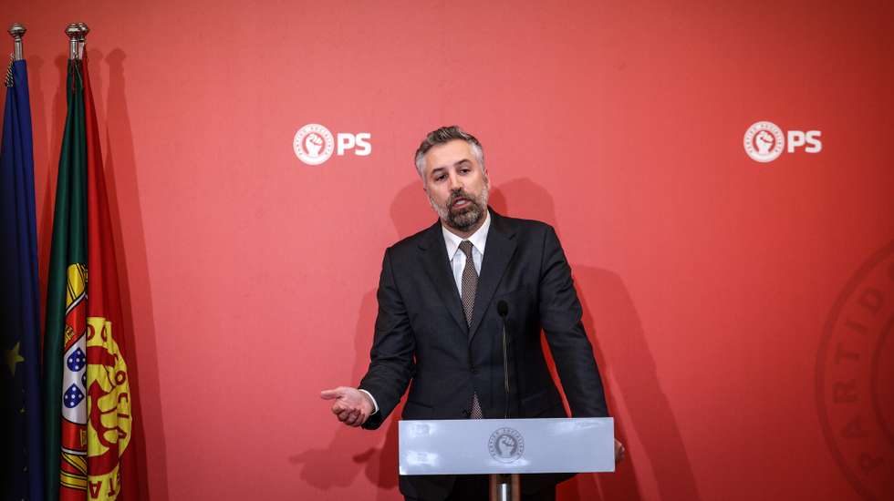 O secretário-geral do Partido Socialista (PS), Pedro Nuno Santos, durante uma reunião com a Associação Acreditar – Associação de Pais e Amigos de Crianças com Cancro, na Sede Nacional do PS, em Lisboa, 3 de fevereiro de 2025.  ANDRÉ KOSTERS/LUSA