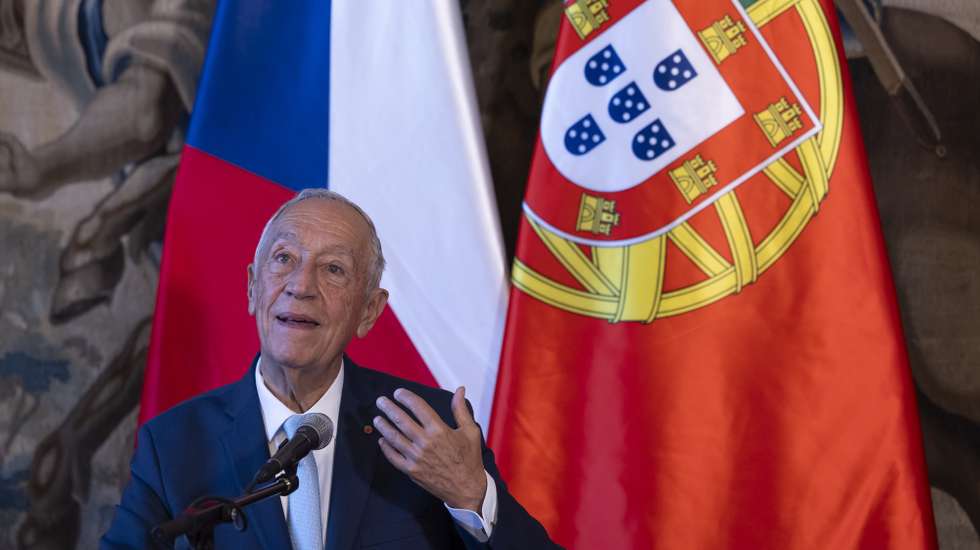 O Presidente da República, Marcelo Rebelo de Sousa (E), e o Presidente da República Checa, Petr Pavel (ausente da fotografia), participam numa conferência de imprensa conjunta no final de um encontro no Castelo de Praga, em Praga, República Checa, 05 de fevereiro de 2025. O Presidente da República encontra-se em visita de estado à República Checa até dia 06 de fevereiro. JOSÉ SENA GOULÃO/LUSA