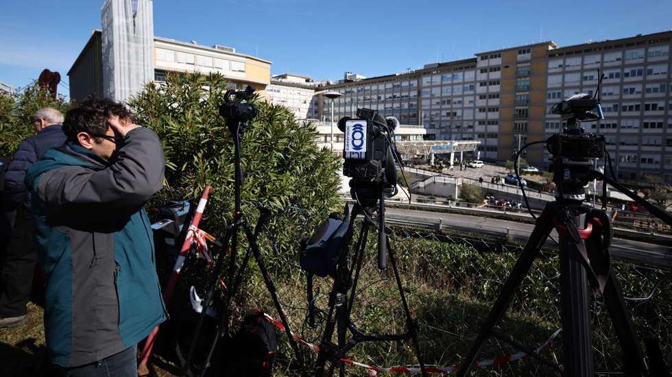 epa11900385 Journalists outside the Gemelli hospital where Pope Francis is hospitalized for tests and treatment for bronchitis in Rome, Italy, 16 February 2025. Pope Francis was hospitalized on 14 February. Pope Francis's respiratory tract infection is showing some signs of improvement, but the hospitalized pontiff will not lead his weekly Angelus prayer following Sunday mass, the Vatican said.  EPA/MASSIMO PERCOSSI