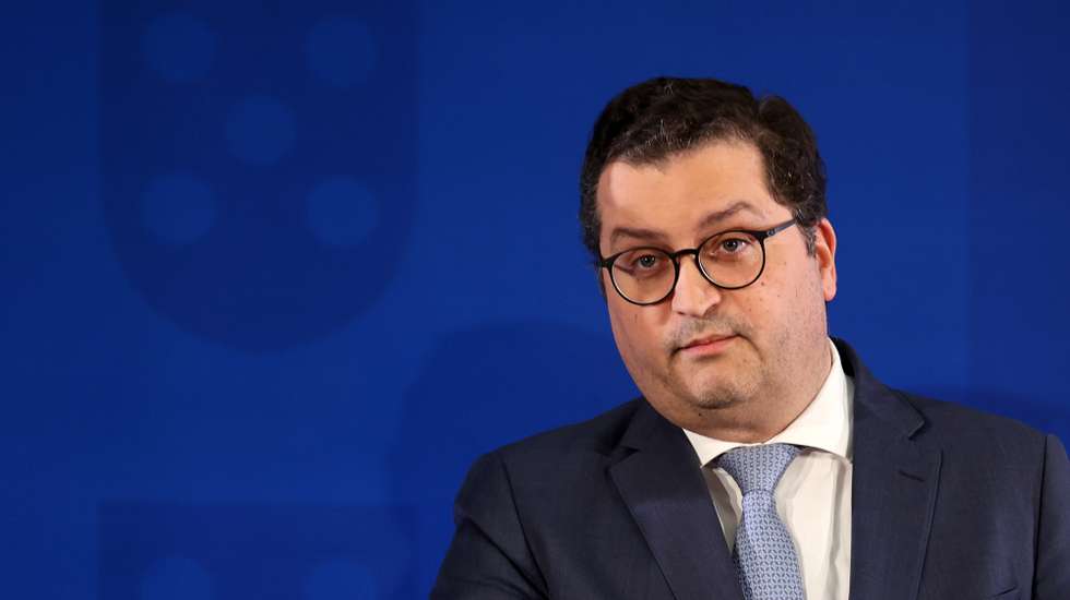 O ministro de Estado e das Finanças, Joaquim Miranda Sarmento, participa na conferência de imprensa no final do Conselho de Ministros, no Ministério das Finanças, em Lisboa, 16 de janeiro de 2025. MANUEL DE ALMEIDA/LUSA