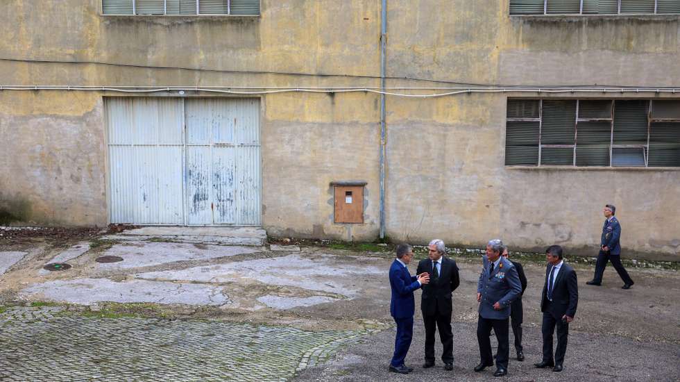 O ministro da Defesa Nacional, Nuno Melo (2-E), conversa com o presidente da Câmara Municipal de Lisboa, Carlos Moedas (E), acompanhados pelo chefe de Estado Maior do Exército, general Mendes Ferrão (C), durante a visita às Extintas Oficinas Gerais de Fardamento do Exército, no âmbito da cerimónia de assinatura do contrato de financiamento através do Plano de Recuperação e Resiliência, entre o Exército e a Estrutura de Missão “Recuperar Portugal”, em Lisboa, 25 de fevereiro de 2025. TIAGO PETINGA/LUSA