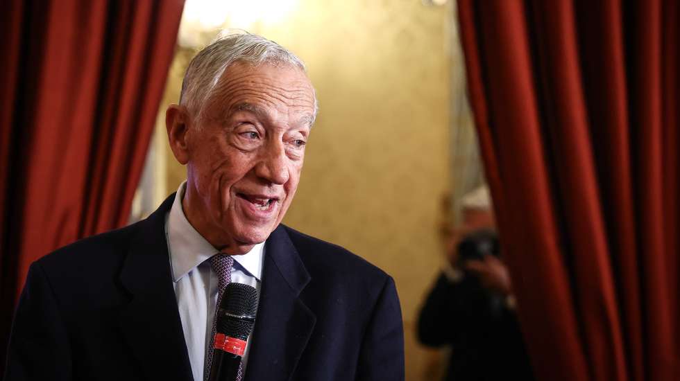 O Presidente da República, Marcelo Rebelo de Sousa, durante a iniciativa “Encontros no Palácio de Belém”, que contou coma presença da escritora e conselheira de Estado, Lídia Jorge (ausente da fotografia), organizada pela Presidência da República, em Lisboa, 25 de fevereiro de 2025. RODRIGO ANTUNES/LUSA
