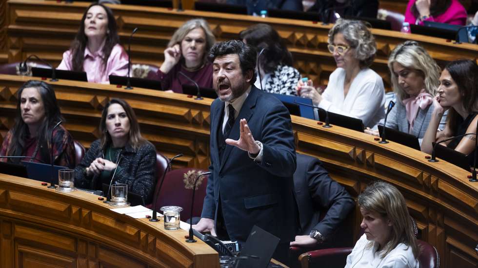 O deputado do Partido Socialista (PS), Pedro Delgado Alves, usa da palavra durante o debate temático proposto pelo Governo, sobre o Plano Nacional de Implementação do Pacto Europeu para as Migrações e Asilo, na Assembleia da República, em Lisboa, 16 de janeiro de 2025. JOSÉ SENA GOULÃO/LUSA