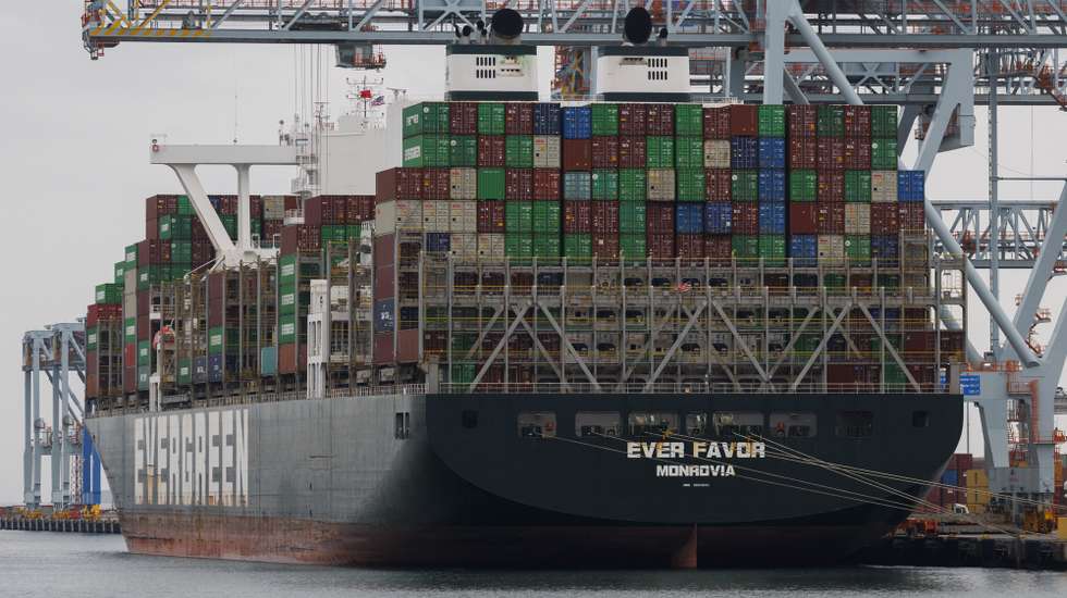 epa11928664 The container ship, Ever Favor, is unloaded at the Conley Terminal in Boston, Massachusetts, USA, 27 February 2025. US President Trump posted on social media that his proposed tariffs on Mexico and Canada will go into effect on 04 March 2025 with an additional 10 percent tariff on China.  EPA/CJ GUNTHER