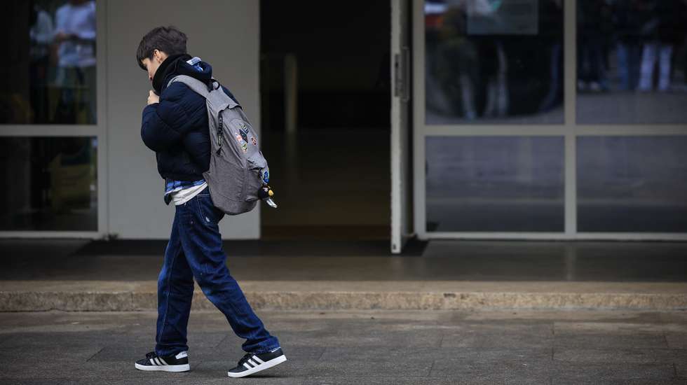 Alunos no exterior da Escola Clara de Resende em dia de greve da Função Pública, no Porto, 06 de dezembro de 2024. Os trabalhadores da função pública cumprem hoje uma greve de 24 horas e a saúde e a educação deverão ser os setores mais afetados. JOSÉ COELHO/LUSA