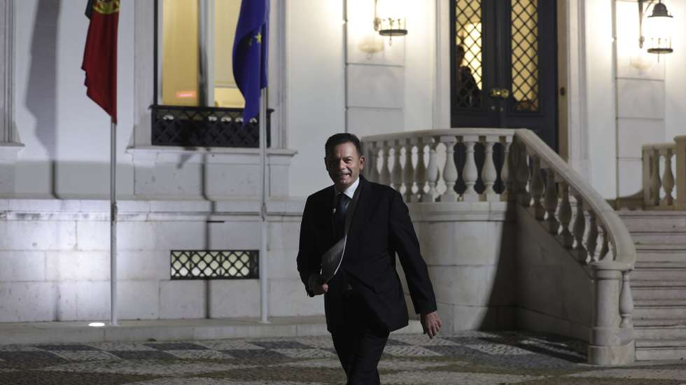 O primeiro-ministro, Luís Montenegro, à saída da residência Oficial de S. Bento, para participar na reunião do Conselho de Ministros extraordinário, Lisboa, 01 de março de 2025. ANTÓNIO COTRIM/LUSA