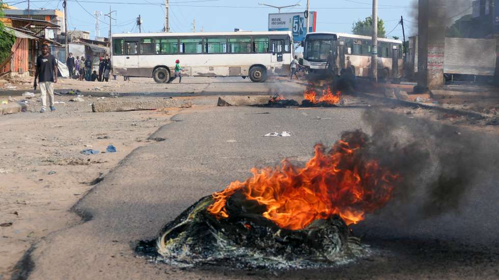 Populares bloquearam hoje uma das principais avenidas de acesso a diversos bairros de Maputo, protestando contra disparos da polícia à caravana do político Venâncio Mondlane, no dia em que se assinou um acordo para travar a crise pós-eleitoral, Maputo, Moçambique, 05 de março de 2025. ESTÊVÃO CHAVISSO/LUSA