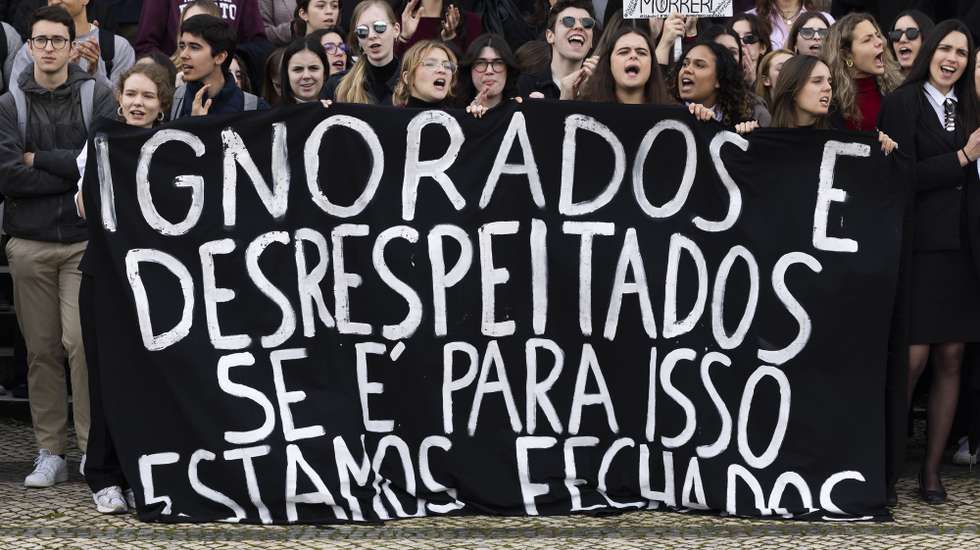 Estudantes gritam palavras de ordem durante uma manifestação de estudantes da Faculdade de Direito da Universidade de Lisboa, em protesto pela alteração ao Regulamento de Avaliação, nomeadamente a eliminação de uma época de avaliação, o "fim das frequências", aprovado pelo Conselho Pedagógico da Faculdade, na Faculdade de Direito da Universidade de Lisboa, em Lisboa, 06 de março de 2025. JOSÉ SENA GOULÃO/LUSA