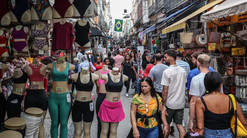 epa11389825 People walk in a traditional shopping area in downtown Rio de Janeiro, Brazil, 04 June 2024. Brazilian President Lula da Silva affirmed that the 0.8 percent growth of the country's economy in the first quarter of 2024 is 'further proof' that his government is 'on the right path.' The 'GDP increased in the first quarter of this year, driven by higher consumption of families and services,' the leader celebrated on his social networks.  EPA/Andre Coelho