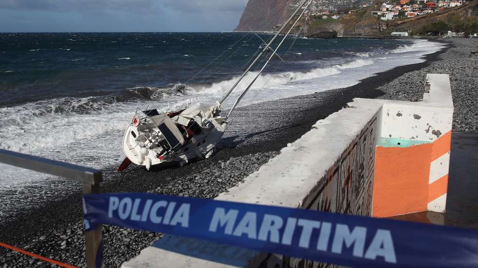 Um veleiro, de um navegador solitário francês, encalhou na praia Formosa, na zona oeste do concelho do Funchal, na Madeira, encontrando-se o homem “bem de saúde”, disse à Lusa o capitão do Porto do Funchal, 09 de março de 2025. HOMEM DE GOUVEIA/LUSA