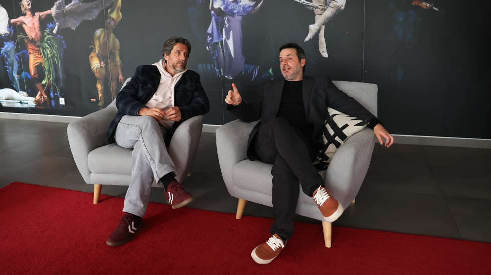 Rogério Charraz (E) e José Fialho Gouveia (D), do projeto "Anónimos de Abril", em entrevista à agência Lusa sobre o álbum que será editado no dia 13 de março, em Lisboa, 11 de março de 2025. Projeto coletivo pretende honrar em canções homens e mulheres ‘desconhecidos’, que através da música, são dados a conhecer ao público, especialmente às gerações que já nasceram depois de 1974. (ACOMPANHA TEXTO DA LUSA DO DIA 13 DE MARÇO DE 2025). MANUEL DE ALMEIDA/LUSA
