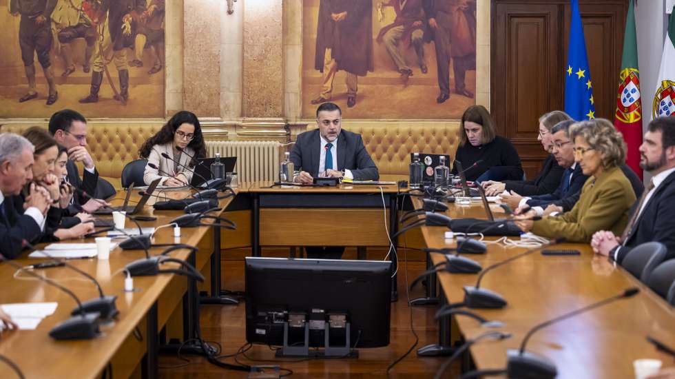 O presidente da Comissão Parlamentar de Inquérito - Verificação da Legalidade e da Conduta dos Responsáveis Políticos Alegadamente Envolvidos na Prestação de Cuidados de Saúde a duas Crianças (Gémeas) Tratadas Com o Medicamento Zolgensma, Rui Paulo Sousa (C), dirige os trabalhos durante a audição do antigo secretário de Estado da Saúde, António Lacerda Sales (ausente da foto), na Assembleia da República, em Lisboa, 24 de janeiro de 2025. JOSÉ SENA GOULÃO/LUSA