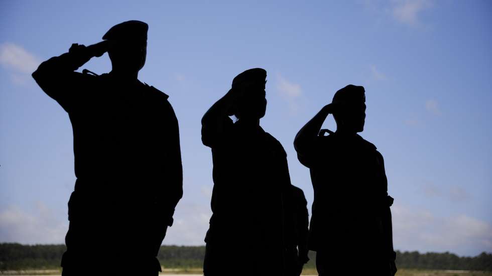 Silhueta de militares a fazerem a continência, durante a cerimónia de receção da Força Nacional Destacada na Missão Enhanced Air Policing 2024 (eAP24) na Lituânia, realizada na Base Aérea de Monte Real, 02 de agosto de 2024. A missão ‘Enhanced Air Policing 2024’ (eAP24) da NATO, decorreu entre 1 de abril e 31 de julho de 2024, envolveu a participação total de 240 militares da Força Aérea que garantiram a presença de um efetivo de 85 militares em permanência no Teatro de Operações. PAULO CUNHA/LUSA