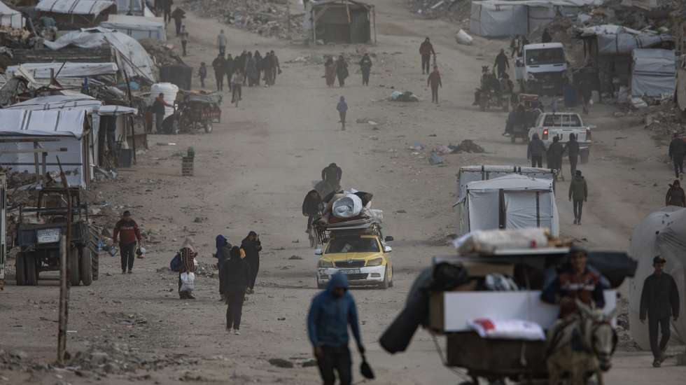 epa11976355 Displaced Palestinians carrying their belongings move towards the city center, in Gaza City, Gaza Strip, 20 March 2025, after the Israeli army issued evacuation orders for the northern areas of the city.  EPA/HAITHAM IMAD