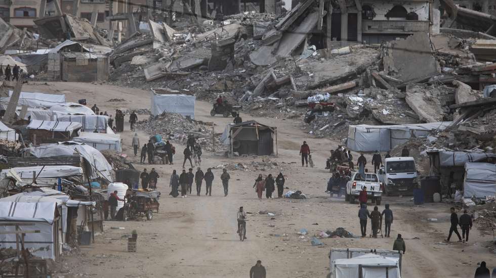 epa11976362 Displaced Palestinians carrying their belongings move towards the city center, in Gaza City, Gaza Strip, 20 March 2025, after the Israeli army issued evacuation orders for the northern areas of the city.  EPA/HAITHAM IMAD