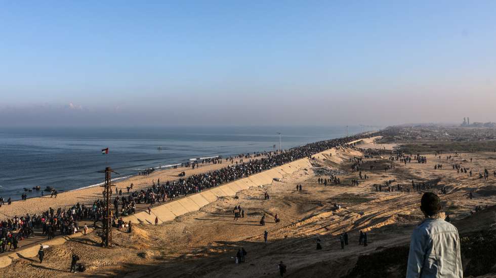 epa11855839 Internally displaced Palestinians walk on Al Rashid road in central Gaza as they return from the south to northern Gaza Strip, 27 January 2025. Israel and Hamas implemented the first phase of a hostage release and ceasefire deal on 19 January 2025.  EPA/MOHAMMED SABER
