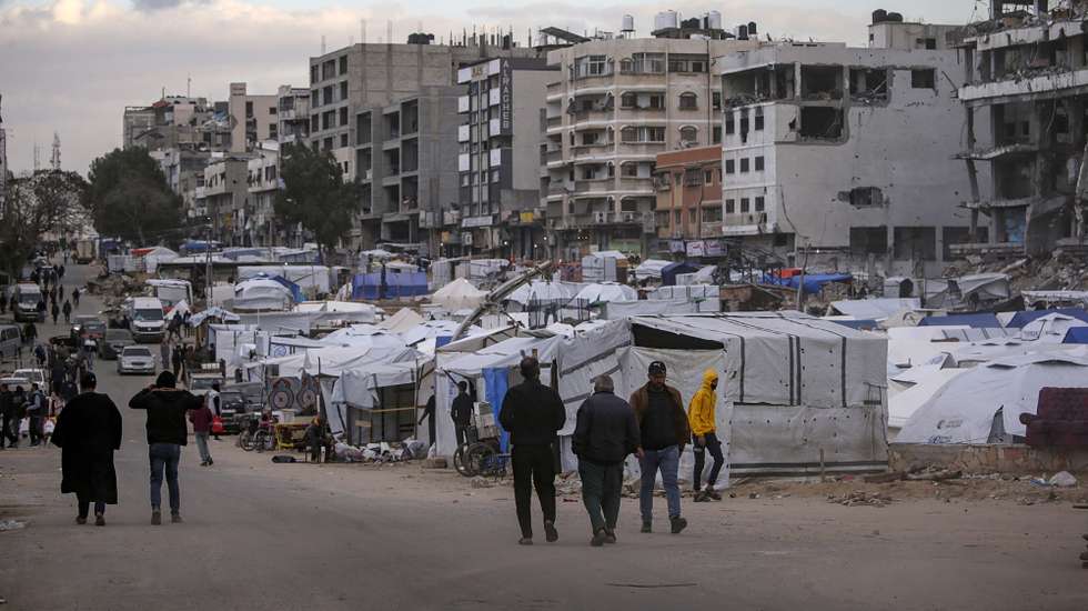 epa11976752 Tents of displaced Palestinians from northern Gaza are set up near destroyed buildings in Gaza City, 20 March 2025, after the Israeli army issued evacuation orders for areas in northern Gaza. Israeli forces resumed airstrikes on Gaza on 18 March, ending a ceasefire that had been in place since 19 January.  EPA/MOHAMMED SABER