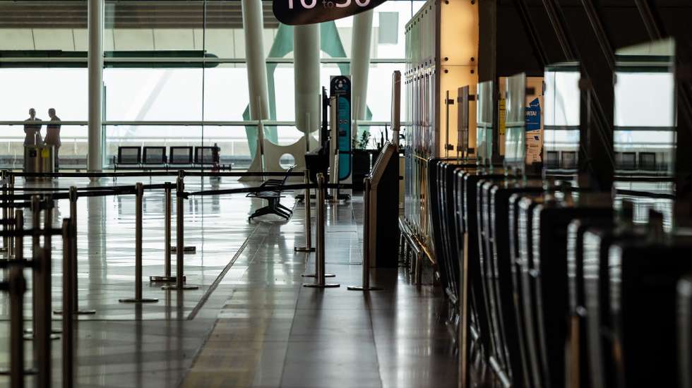 Zona de partidas vazia no Aeroporto Francisco Sá Carneiro que se encontra hoje fechado para obras na pista, Maia, 10 de setembro de 2025. As obras de reforço estrutural da pista deverão estar concluídasno final de 2026. JOSÉ COELHO/LUSA