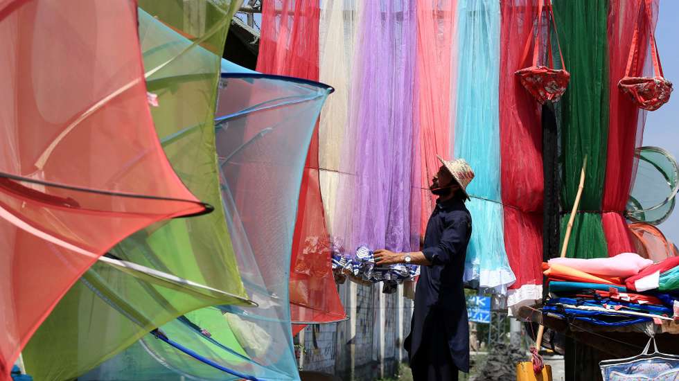 epa11299978 A man waits for customers as he sells mosquito nets at a roadside during World Malaria Day in Peshawar, Pakistan, 25 April 2024. World Malaria Day is observed every year on 25 April to raise global awareness of efforts to combat malaria and promote the reduction of suffering and deaths from the disease. The theme for World Malaria Day 2024 is "Accelerating the fight against malaria for a more equitable world".  EPA/BILAWAL ARBAB