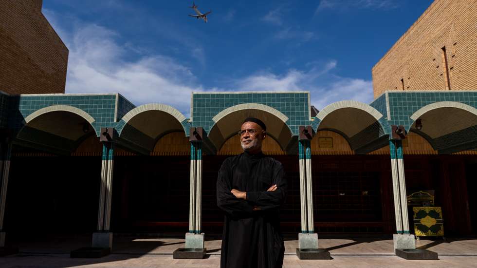 O imã da Mesquita Central de Lisboa, David Munir, posa para uma fotografia enquanto um avião sobrevoa a Mesquita, no Bairro Azul, em Lisboa, 16 de setembro de 2024. O tráfego aéreo sobre a cidade de Lisboa está cada vez mais intenso, havendo cada vez mais queixas em relação à poluição visual e sonora assim como em relação à frequência de voos noturnos. (ACOMPANHA TEXTO DA LUSA DO DIA 28 DE SETEMBRO DE 2024). JOSÉ SENA GOULÃO/LUSA