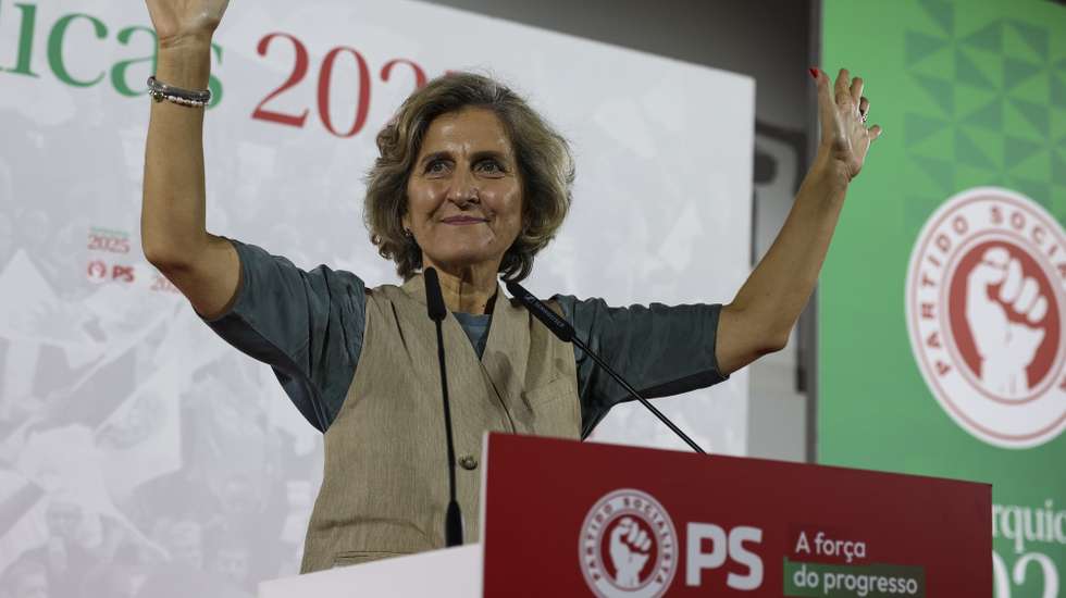 A candidata do Partido Socialista (PS) à câmara municipal de Coimbra, Ana Abrunhosa, durante a intervenção na sessão de apresentação dos candidatos autárquicos pelo distrito de Coimbra, no pavilhão de Portugal, em Coimbra, 29 de março de 2025. PAULO NOVAIS/LUSA